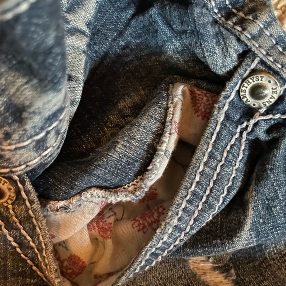 Slightly Distressed Amethyst Women’s Size 18 Jorts with Pocket Decals - Picture 6 of 9